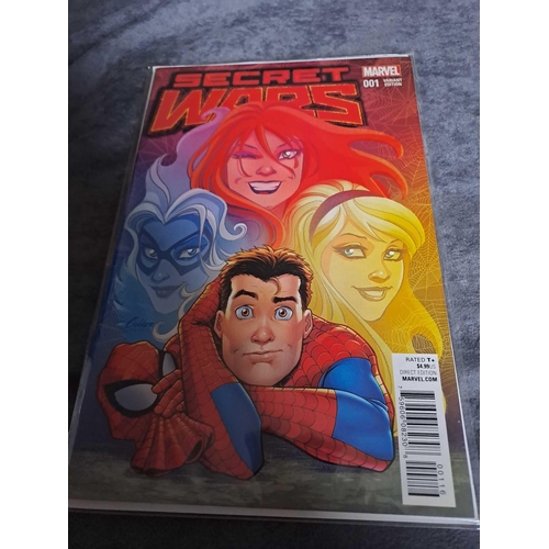 227 - Marvel, Secret Wars (5 Issues in this Lot)Marvel, Secret Wars  Issues #1 variant edition, #3 variant... 