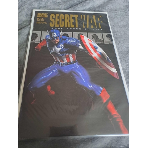 227 - Marvel, Secret Wars (5 Issues in this Lot)Marvel, Secret Wars  Issues #1 variant edition, #3 variant... 