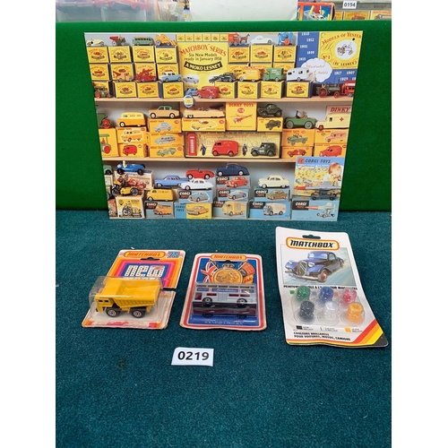 1019 - Set Of Three Matchbox Items Including Jubilee Bus Tipper Truck On Ripped Card And Paint Set As Pictu... 