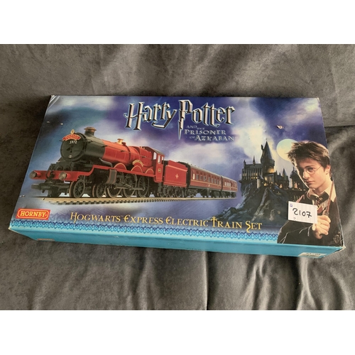 558 - Hornby Harry Potter Hogwarts Express Electric Train Set Hornby Harry Potter Hogwarts Express Electri... 