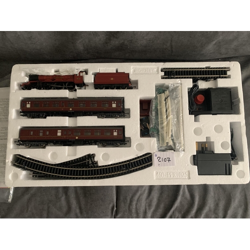 558 - Hornby Harry Potter Hogwarts Express Electric Train Set Hornby Harry Potter Hogwarts Express Electri... 