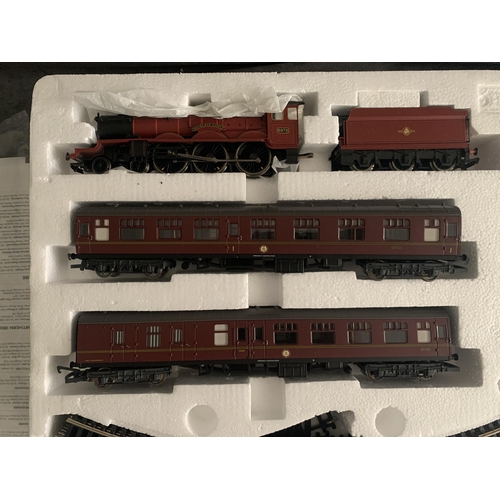 558 - Hornby Harry Potter Hogwarts Express Electric Train Set Hornby Harry Potter Hogwarts Express Electri... 