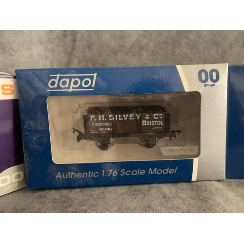 559 - Set of 4 Dapol 00 gauge accessories Set of 4 Dapol 00 gauge accessories includes WM Butler & co Rect... 