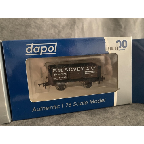 559 - Set of 4 Dapol 00 gauge accessories Set of 4 Dapol 00 gauge accessories includes WM Butler & co Rect... 