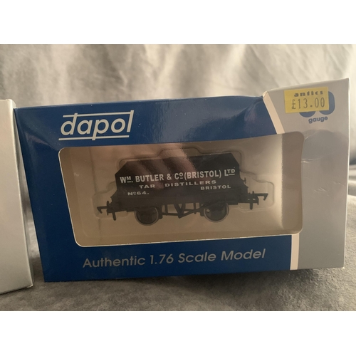 559 - Set of 4 Dapol 00 gauge accessories Set of 4 Dapol 00 gauge accessories includes WM Butler & co Rect... 