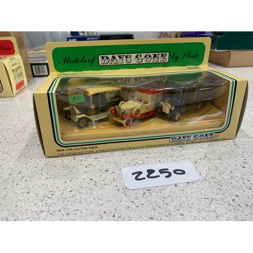 596 - Lledo models of days gone 3 vehicle set Bushells Tea, Stag whiskey and Alton Towers