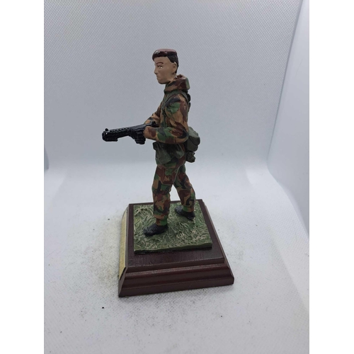 800 - 4x hand painted soldiers. parachute regiment faklands 1982. parachute regiment 1942 - 2002. the sas ... 