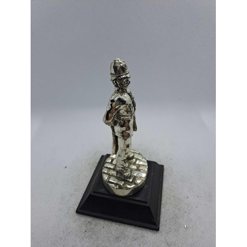 803 - Grenadier guards pewter silver plated no box, English Minatures national serviceman pewter silver pl... 