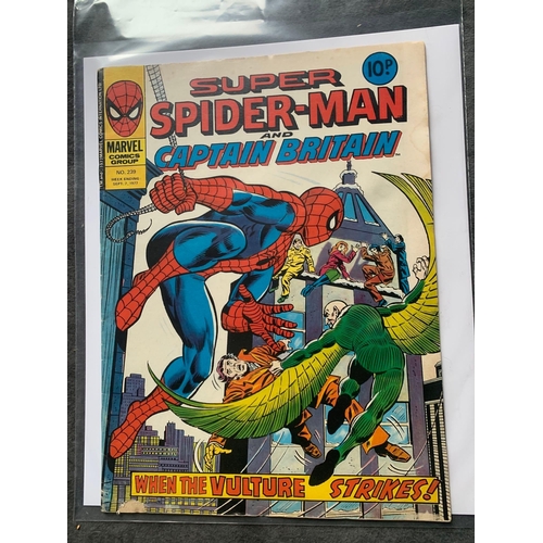 271 - Marvel Comics Group, Super Spider-Man and Captain Britain (4 Issues in this Lot)Marvel Comics Group,... 