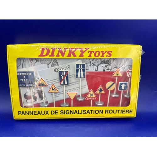 116 - Dinky Toys by Atlas, Road signals Set. #593 /p>still in cellophane