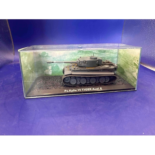 184 - Atlas Edition Ultimate tank in Perspex case, 1:72 scale. Pz.kpFW. V1 tiger AUSF.E