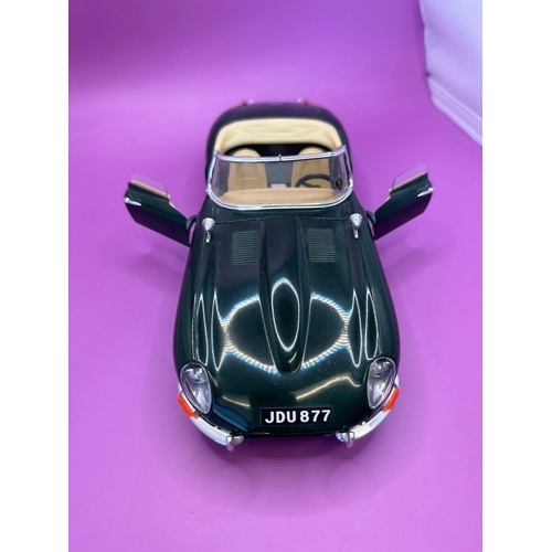 205 - Burago Jaguar E-type, 1961 scale 1:18 in British racing green model is unboxing