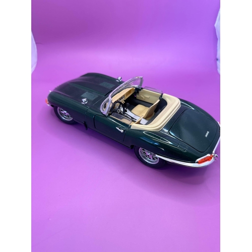 205 - Burago Jaguar E-type, 1961 scale 1:18 in British racing green model is unboxing