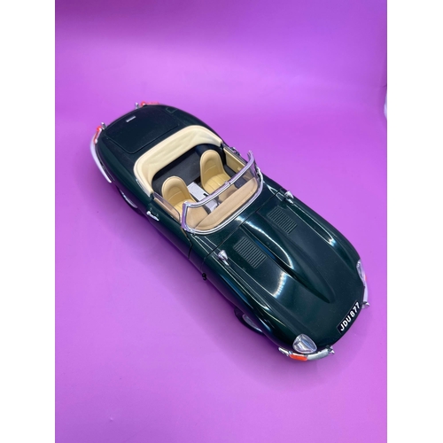 205 - Burago Jaguar E-type, 1961 scale 1:18 in British racing green model is unboxing