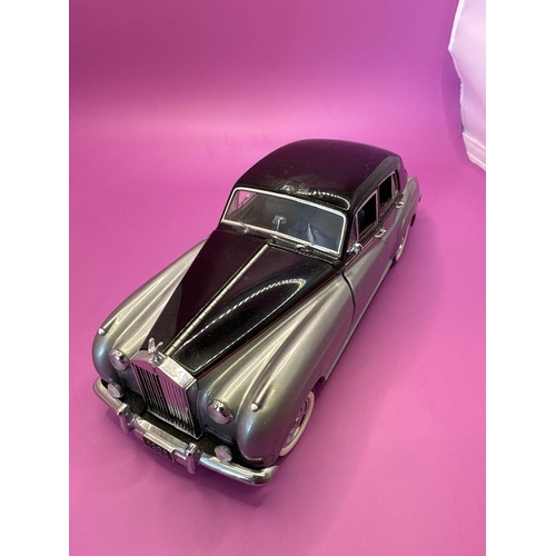 209 - Franklin Mint 1955, Rolls-Royce Silver Cloud in black and silver 1:24 scale #18157 with paperwork an... 