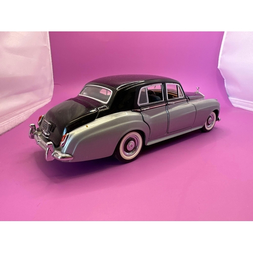 209 - Franklin Mint 1955, Rolls-Royce Silver Cloud in black and silver 1:24 scale #18157 with paperwork an... 