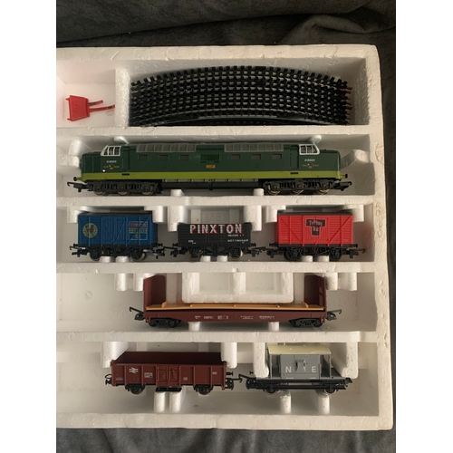 333 - LIMA MODELS SUPER Freight Flyer set with Pipe unloader - #105007 - 00 Scale, box has damage as pic... 