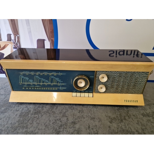 554 - Ferguson Radio Corporation  Futura 388A An AC mains AM/FM table radio covering the MW (188-545 metre... 