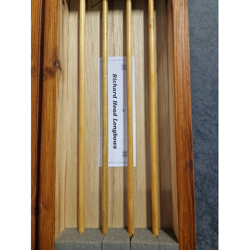 598 - 12 X Richard Head Longbow Arrow Shafts In Wooden Case Arrow Size 29