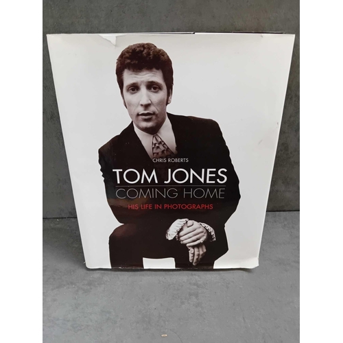 417 - 1 x Tom Jones coming home book   1 x Tom Jones classic r&b and funk DVD    1 x Frank Sinatra boo... 