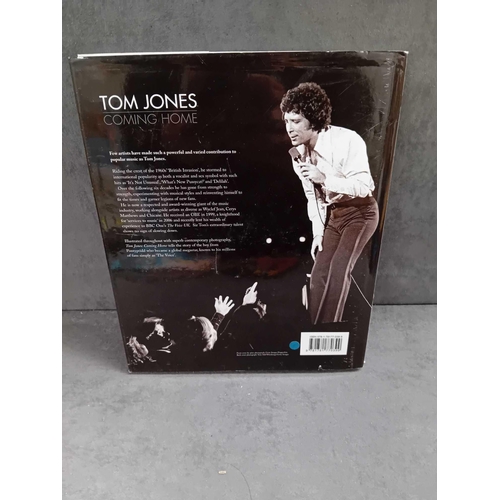 417 - 1 x Tom Jones coming home book   1 x Tom Jones classic r&b and funk DVD    1 x Frank Sinatra boo... 