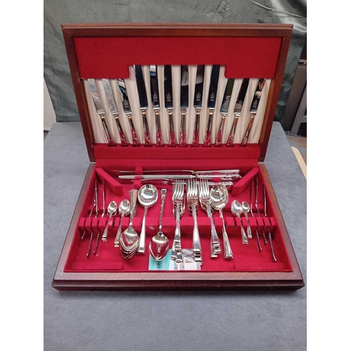 1033 - Silver plated Tableware containing 64 pieces in wooden display box