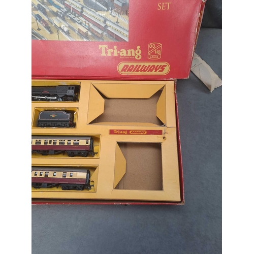 186 - Tri-ang train set thr Princess Elizabeth British railways train missing track and controller model n... 