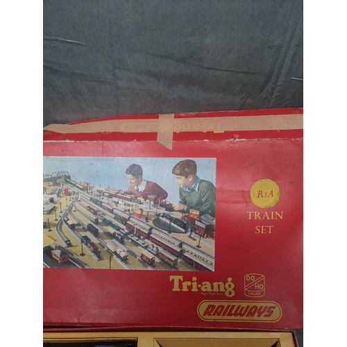 186 - Tri-ang train set thr Princess Elizabeth British railways train missing track and controller model n... 