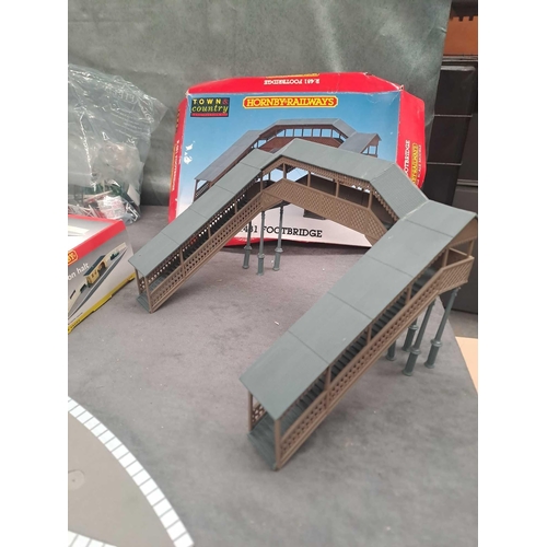 192 - Hornby railway buildings including engine shed damaged box model number R 8004 1 footbridge damaged ... 