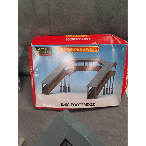 192 - Hornby railway buildings including engine shed damaged box model number R 8004 1 footbridge damaged ... 