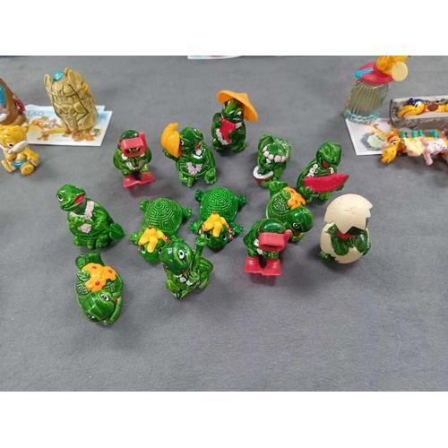 329 - Mixed lot of amimal related Kinder toys from 1992 to 1999 as pictured