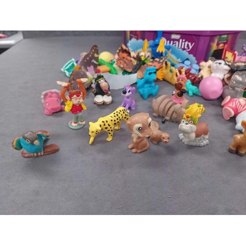 331 - Mixed lot of animal related Kinder toys with instruction leaflets as pictured