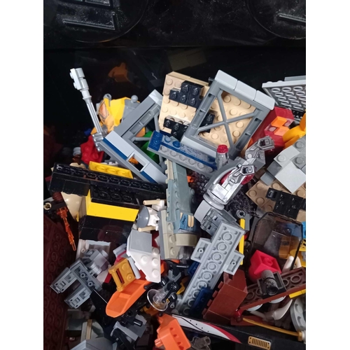 549b - Mixed lot of bash lego including lego storage container as pictured