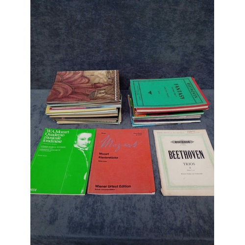 419 - Mixed lot of music literature as pictured approximately 25 books in this lot also includes a collect... 