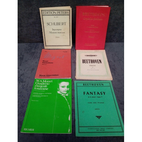 419 - Mixed lot of music literature as pictured approximately 25 books in this lot also includes a collect... 