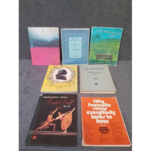 419 - Mixed lot of music literature as pictured approximately 25 books in this lot also includes a collect... 