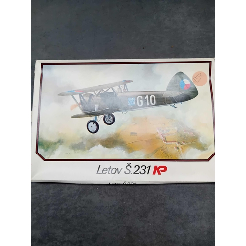 562 - 2x 1:72 scale model planes as pictured