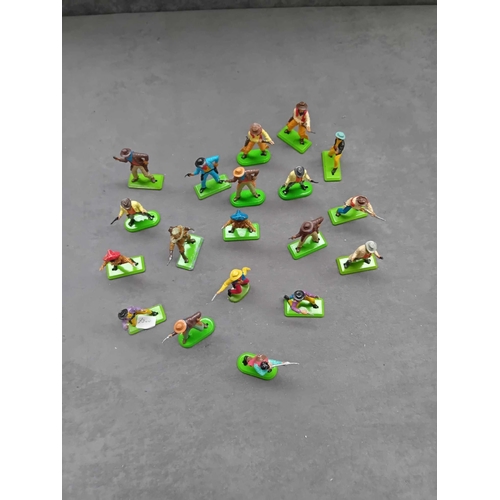 567 - Lot of 19 miniature figures comprising of plastic and metal soldiers made by Britain's Ltd