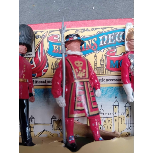 572 - Britains Ltd 3x tin soldiers Queens guard