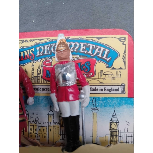 572 - Britains Ltd 3x tin soldiers Queens guard