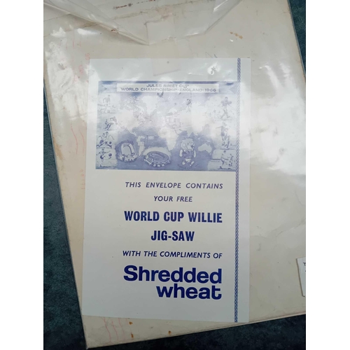 607 - 1 x vintage puzzle Jules Rimet cup World championship England 1966 with original envelope a souvenir... 