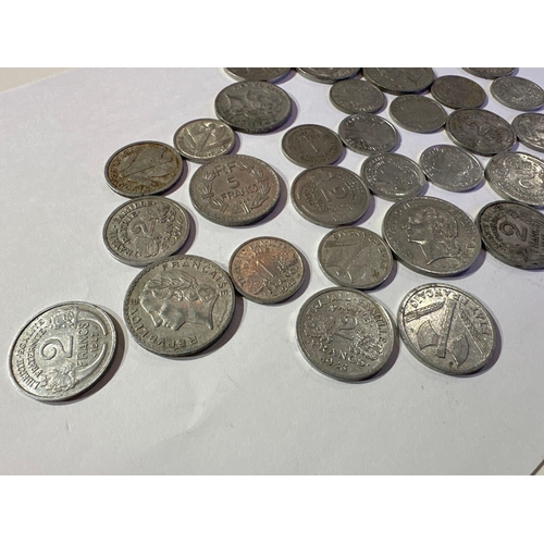 665 - assortment of old French aluminium coins, 29 coins in total. 1942 - 1950. 12 x 1 francs 10 x 2 Franc... 