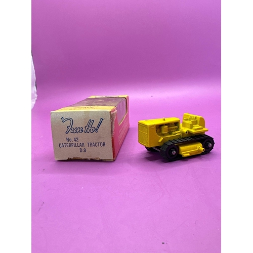 213 - Fun Ho Scale Models No 42 Caterpillartractor D.8 Mib, Box Has Slight Damage To One Tab.