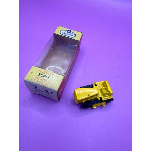 213 - Fun Ho Scale Models No 42 Caterpillartractor D.8 Mib, Box Has Slight Damage To One Tab.