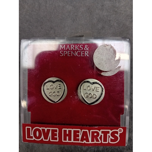 110 - Mixed lot of 2 Cuff links&nbsp; 
1 Love Hearts&nbsp; 
1 Diamond cut 22ct Gold plated&nbsp;... 