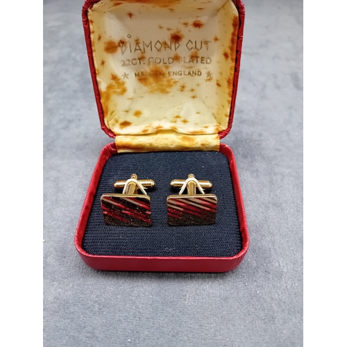 110 - Mixed lot of 2 Cuff links&nbsp; 
1 Love Hearts&nbsp; 
1 Diamond cut 22ct Gold plated&nbsp;... 