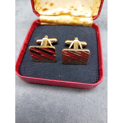 110 - Mixed lot of 2 Cuff links&nbsp; 
1 Love Hearts&nbsp; 
1 Diamond cut 22ct Gold plated&nbsp;... 