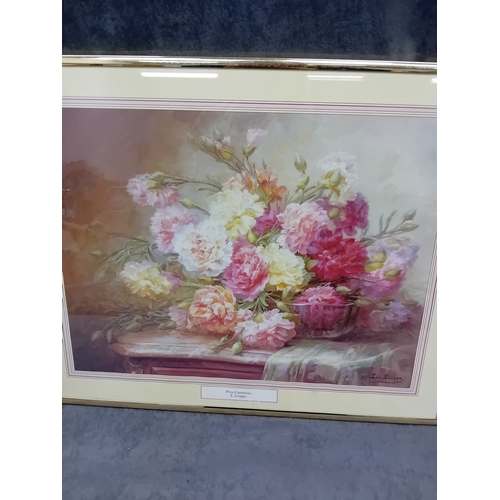 194 - Lot of 2 pictures&nbsp; 
1 white and ginger cat in basket 
Size 51cm x 41cm&nbsp; 
1 prize carnation... 