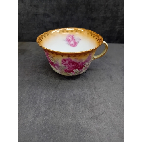 398 - Two Austrian Victoria Carlsbad (Schmidt & Co) porcelain teacups and four matching saucers. The i... 