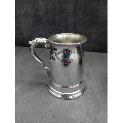 440 - A polished, reflective pewter tankard, identified by web intelligence as English pewter, likely from... 